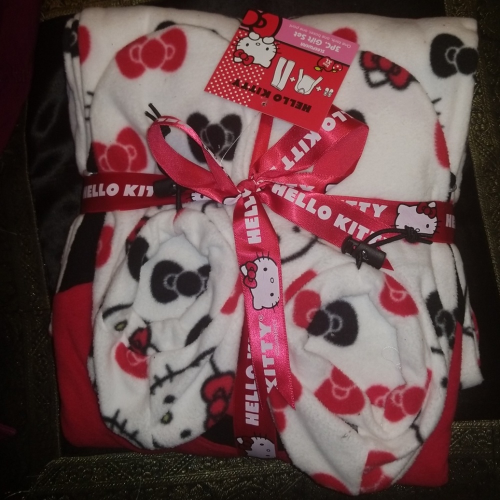 Hello Kitty Fleece PJ Set w.matching Slippers NEW - Picture 4 of 8